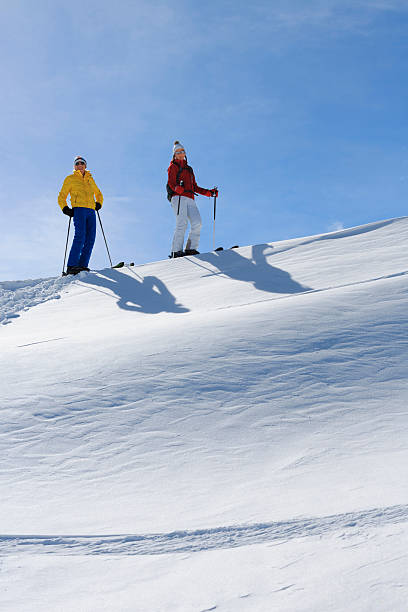 esquiadores de neve - pair couple mid adult happiness imagens e fotografias de stock