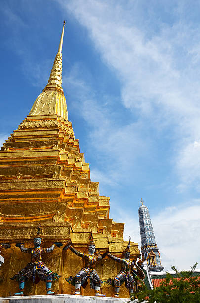 wat phra kaew temple du bouddha d'emeraude phrasi rattana satsadaram - garuda bangkok thailand gold photos et images de collection