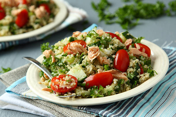 tabbouleh-salat mit quinoa und lachs - close up green plate salad stock-fotos und bilder