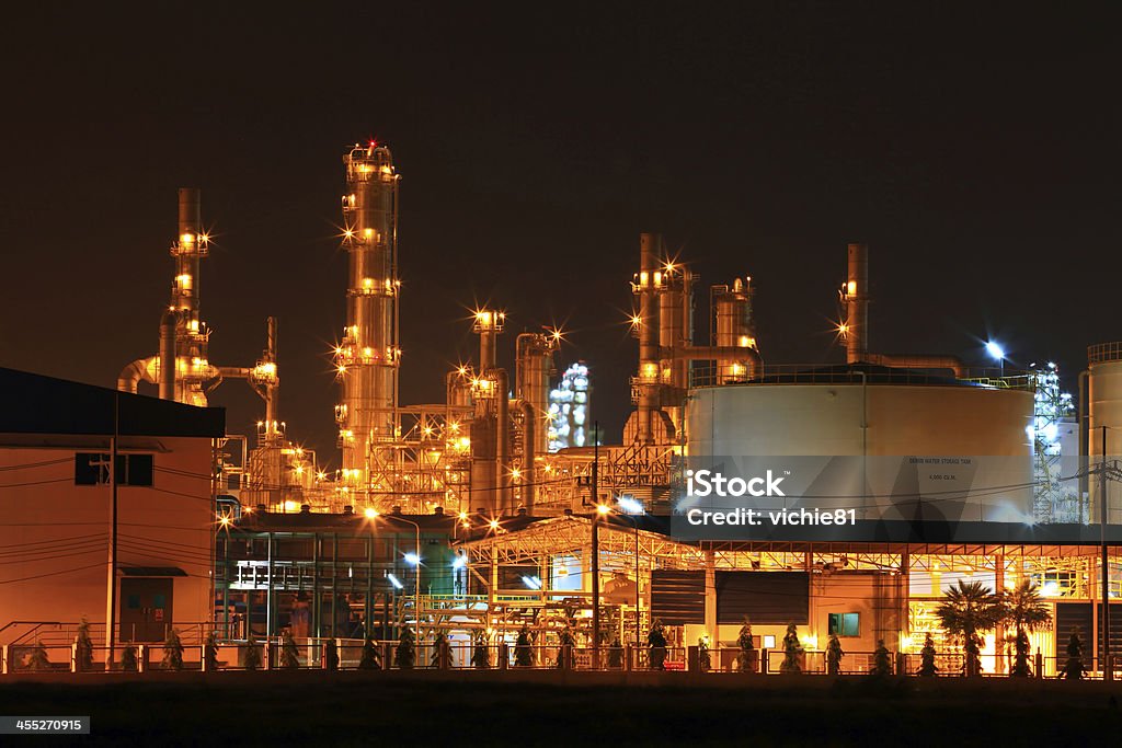 Petrochemicznych ropy naftowej rafinerii Roślina z pamięci - Zbiór zdjęć royalty-free (Bez ludzi)