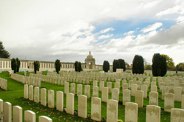 cementerio de la primera guerra mundial tyne cuna bélgica flandes ypres - flanders war grave war memorial fotografías e imágenes de stock