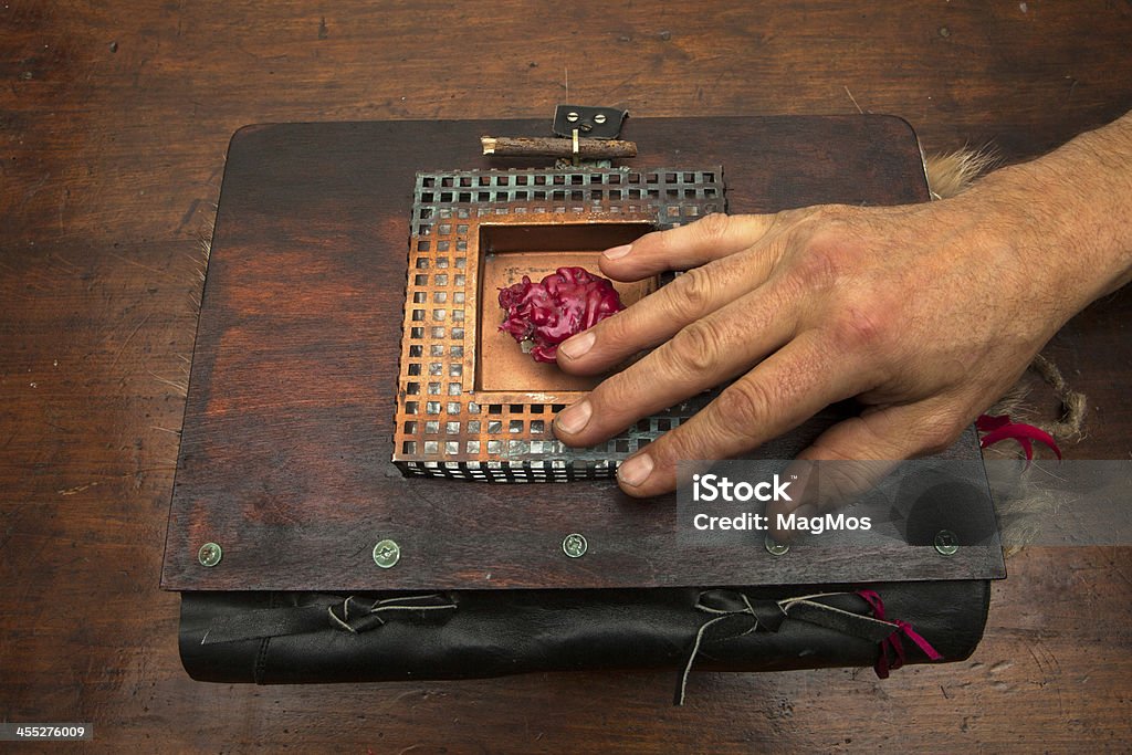 Hand, die auf eine merkwürdige buchen - Lizenzfrei Altertümlich Stock-Foto