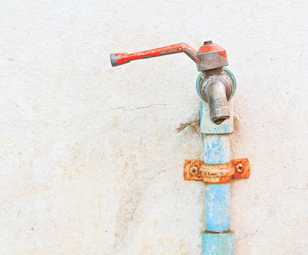 de l'eau du robinet robinet sur le mur - brass copper pipe water pipe copper photos et images de collection