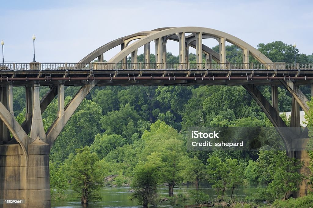 Conductos puente sobre el río - Foto de stock de Aire libre libre de derechos