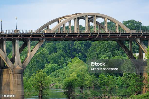 Conductos Puente Sobre El Río Foto de stock y más banco de imágenes de Aire libre - Aire libre, Arco - Característica arquitectónica, Boscaje