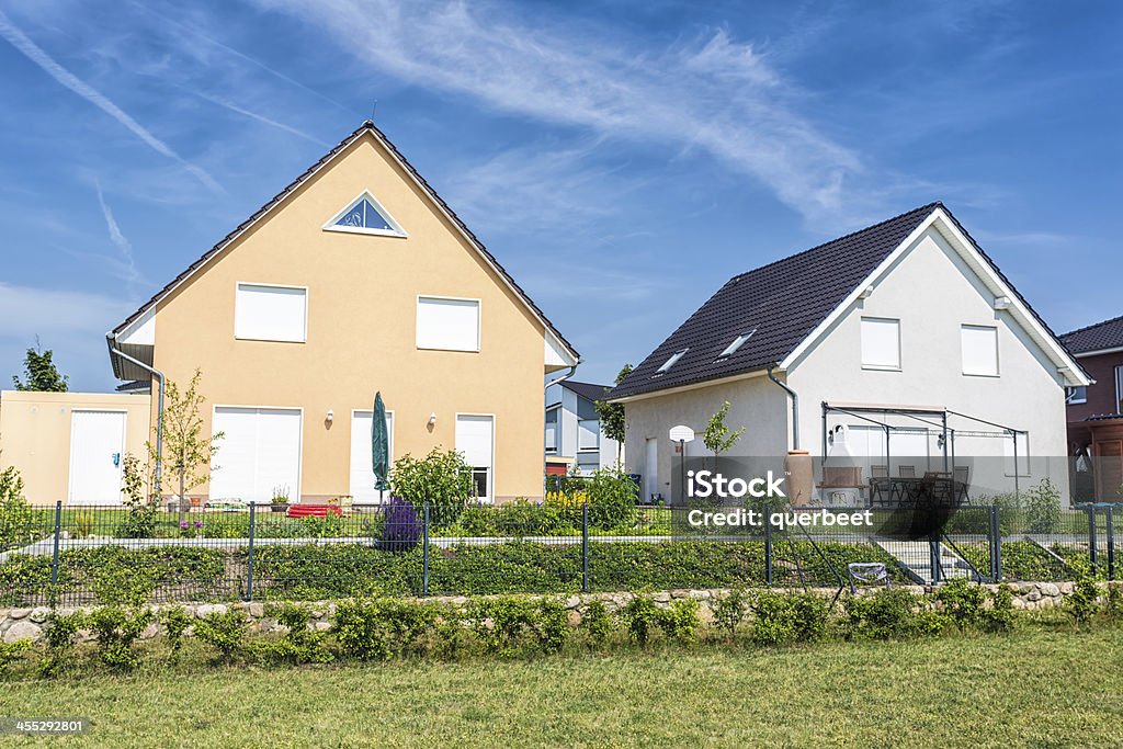 Residential Apartments mit Garten - Lizenzfrei Einfamilienhaus Stock-Foto