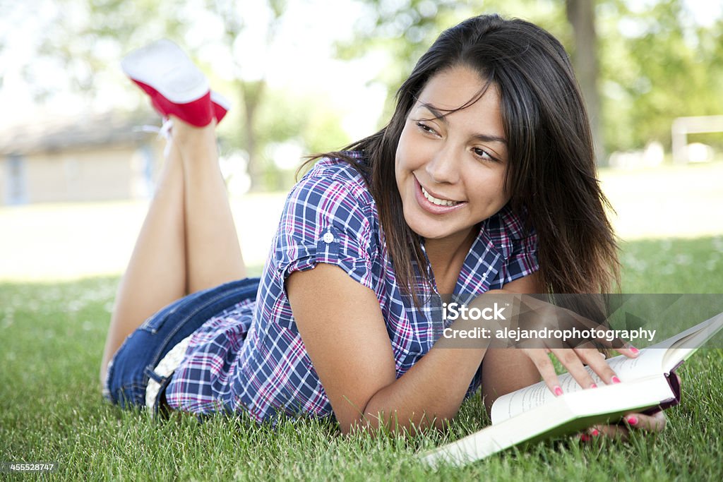 Hermosa Chica hispana lectura - Foto de stock de 20 a 29 años libre de derechos