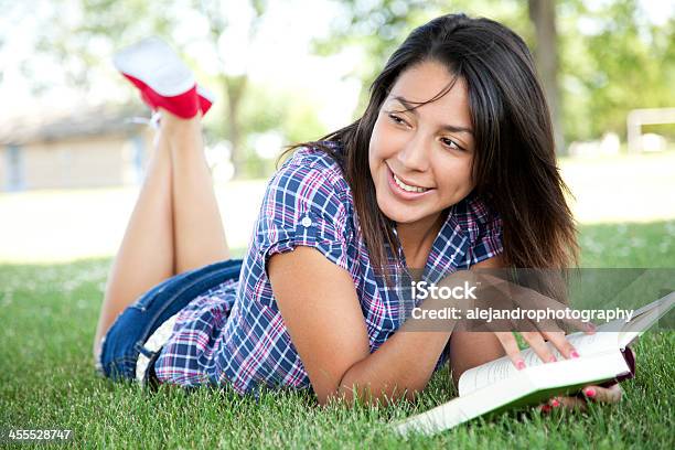 Hermosa Chica Hispana Lectura Foto de stock y más banco de imágenes de 20 a 29 años - 20 a 29 años, Acostado, Adolescente