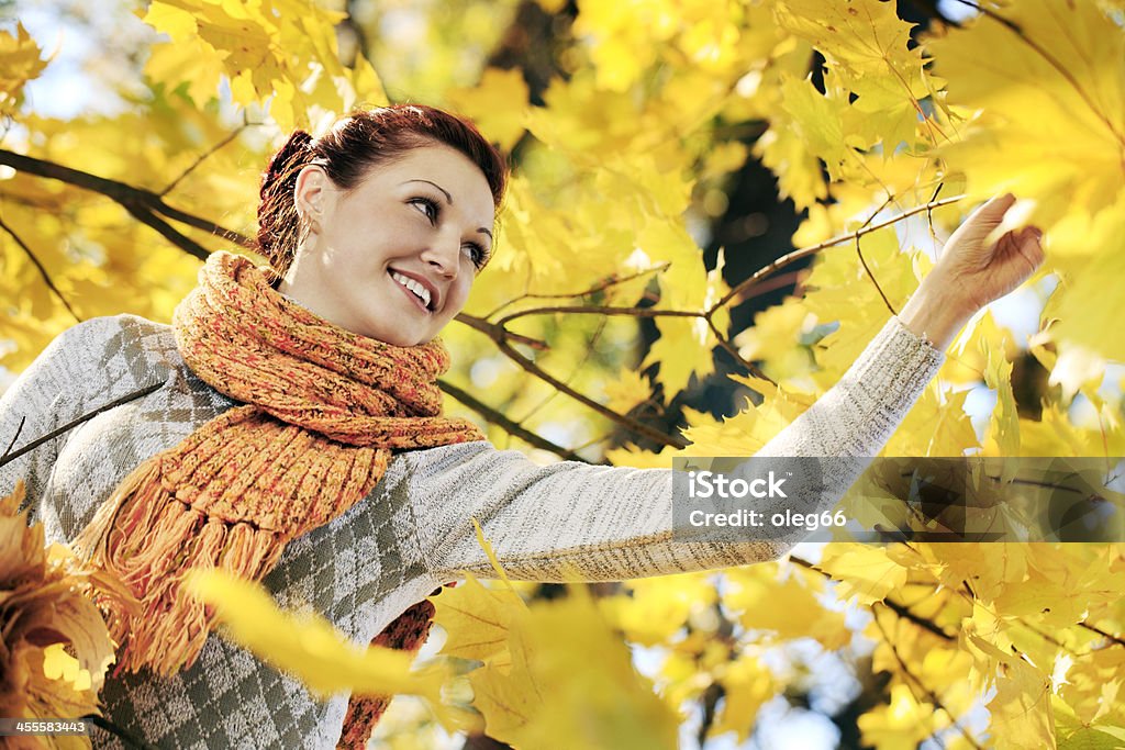 Età compresa tra 20-25 donne spesso nella foresta d'autunno - Foto stock royalty-free di Acero