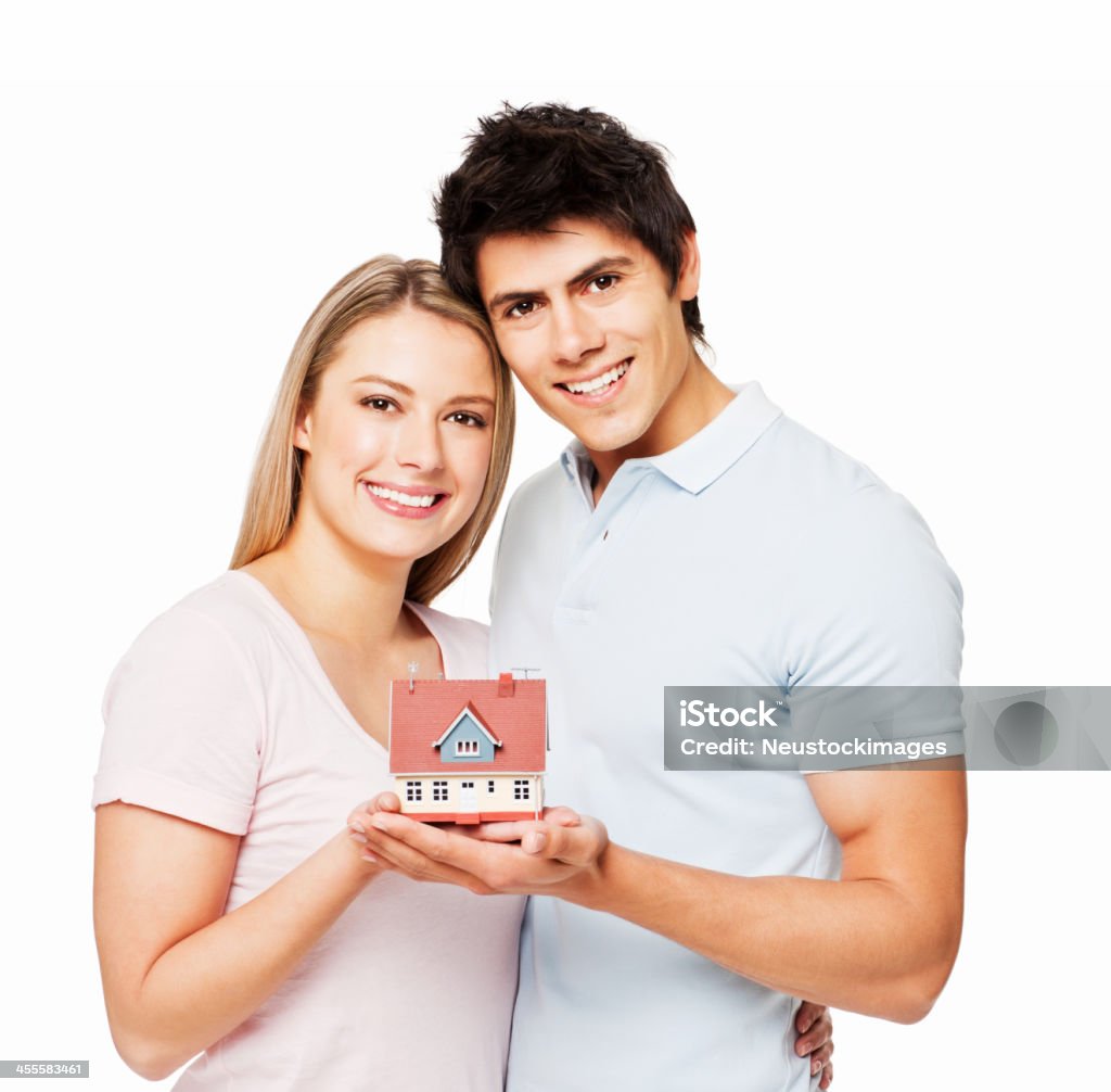 Casal Jovem segurando um modelo de uma casa-isolada - Royalty-free 20-29 Anos Foto de stock