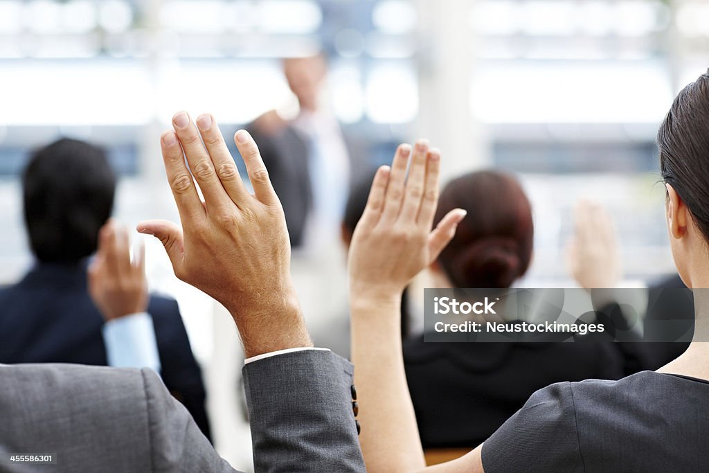 Las personas de negocios de plantear sus manos - Foto de stock de Escenario libre de derechos