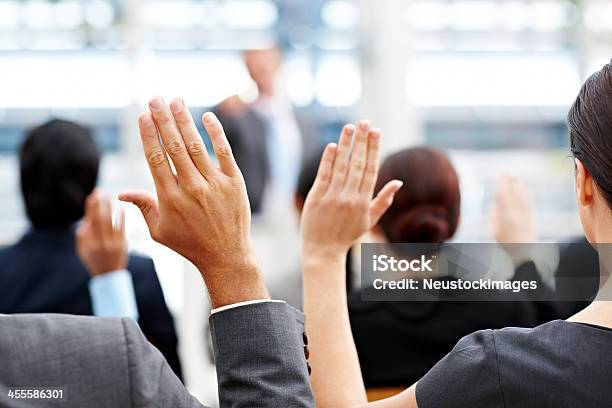 Las Personas De Negocios De Plantear Sus Manos Foto de stock y más banco de imágenes de Escenario - Escenario, Preguntar, Alzar la mano