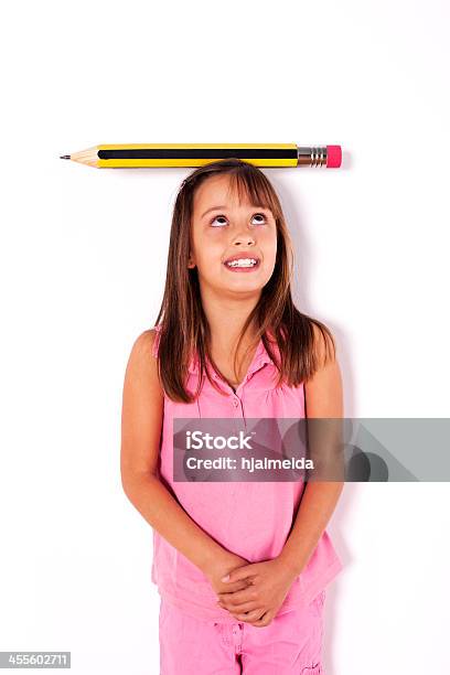 Kleines Mädchen Mit Einem Riesigen Bleistift Über Dem Kopf Stockfoto und mehr Bilder von Bedecken