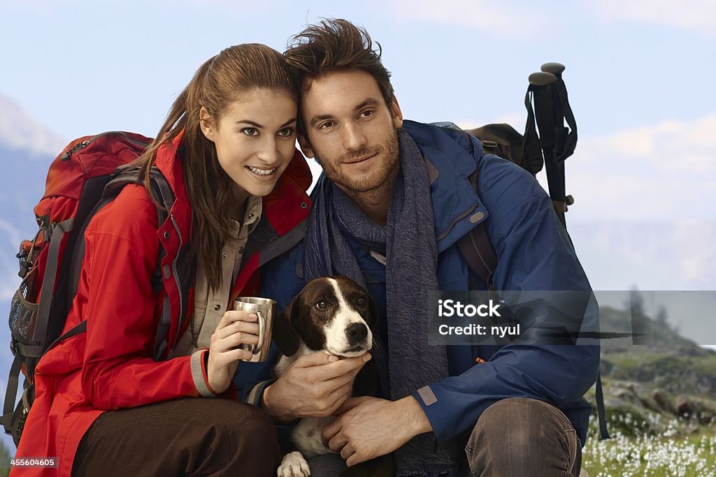 hikers feliz con perros - Foto de stock de 20 a 29 años libre de derechos