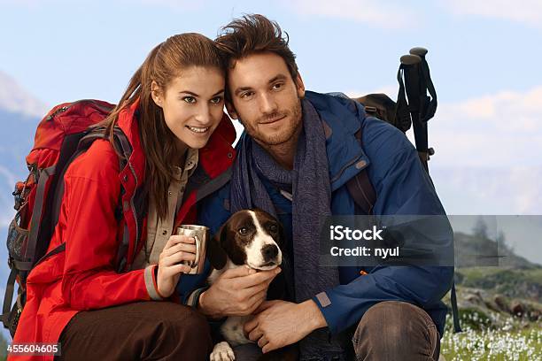 Hikers Feliz Con Perros Foto de stock y más banco de imágenes de 20 a 29 años - 20 a 29 años, 25-29 años, Actividad