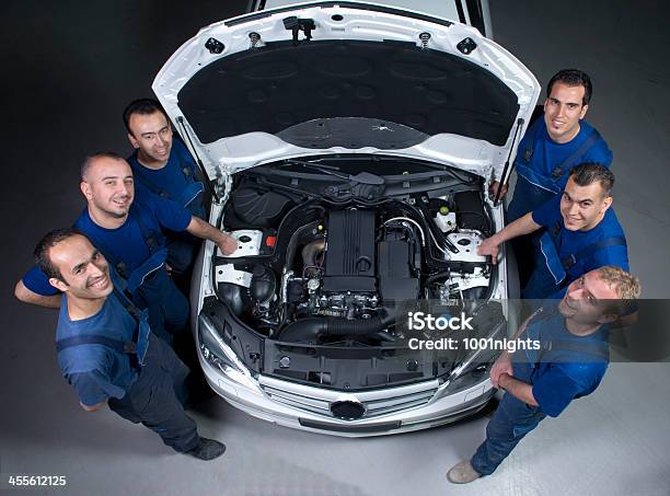Mechanik Samochodowy - zdjęcia stockowe i więcej obrazów Sukces - Sukces, Ujęcie z góry, Kombinezon - Odzież ochronna