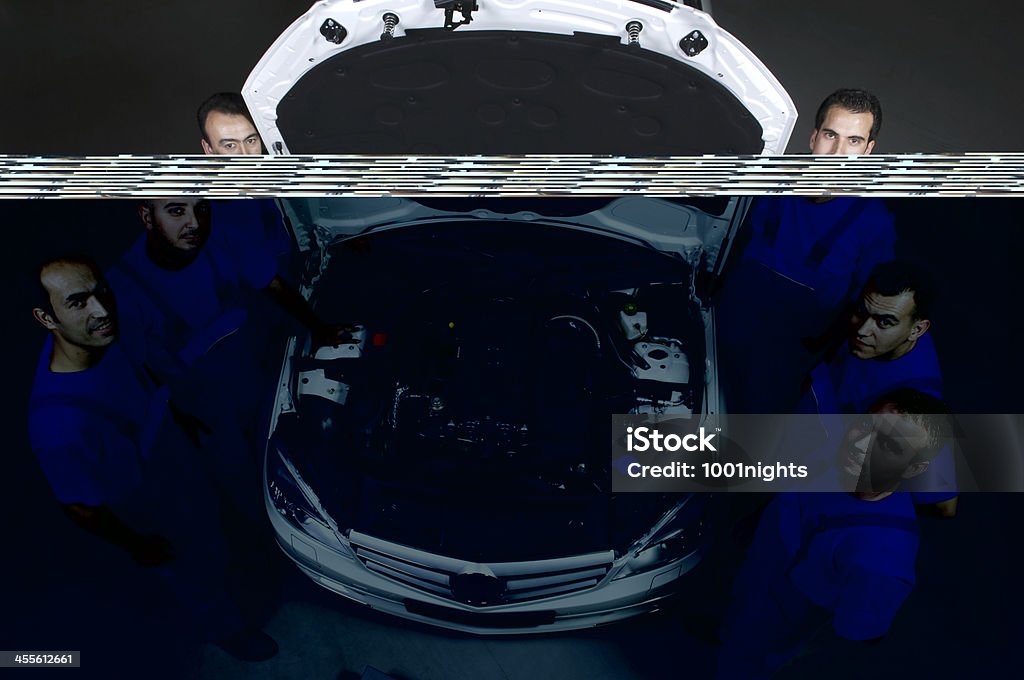 Mécanicien automobile équipe-Pouce levé - Photo de Vue en plongée libre de droits