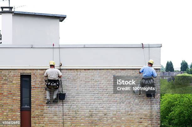 Foto de Homens Restaurar A Casa e mais fotos de stock de Pintor - Pintor, Pintor - Artista, Construindo