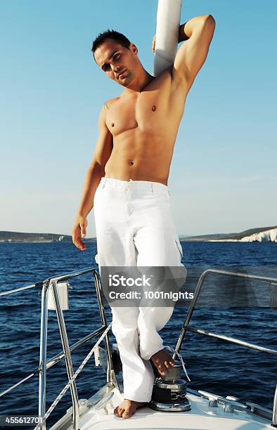 Photo libre de droit de Beau Homme Sur Le Yatch banque d'images et plus d'images libres de droit de Torse nu - Torse nu, Eau, Hommes