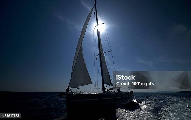 Barco De Vela Foto de stock y más banco de imágenes de Agua - Agua, Aire libre, Alta Sociedad