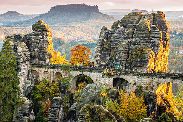 bastei ponte ao pôr do sol de outono nos eua - basteifelsen - fotografias e filmes do acervo