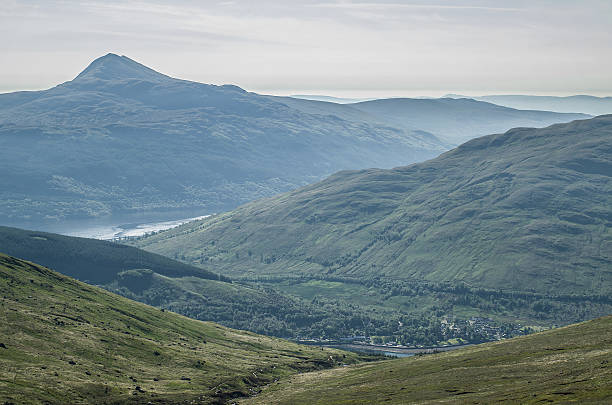 ben lomond coperto dall'appannamento - munros foto e immagini stock