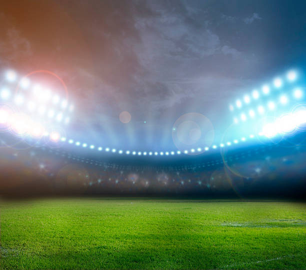 Brilhantes luzes do estádio campo iluminado à noite - foto de acervo