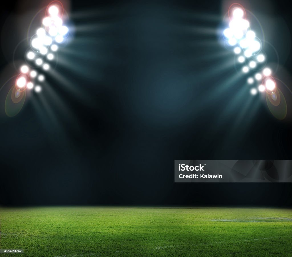 Estadio luces brillantes en campo de noche - Foto de stock de Campo de fútbol libre de derechos