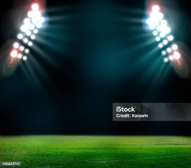 Luce Splendente Sul Campo Stadio Di Notte - Fotografie stock e altre immagini di Campo da calcio - Campo da calcio, Scuro, Campo da football americano