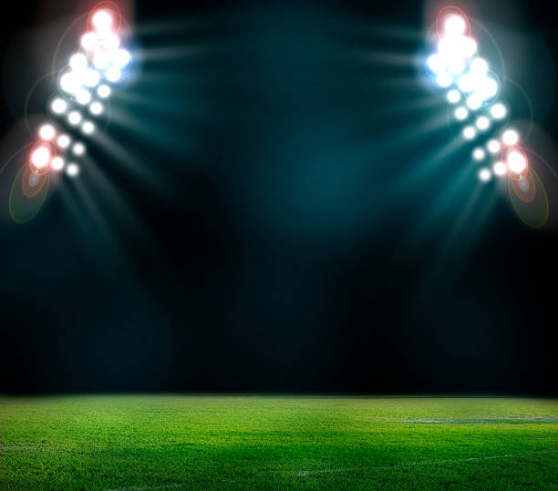 スタジアムの光輝く夜にフィールド - soccer field flash ストックフォトと画像