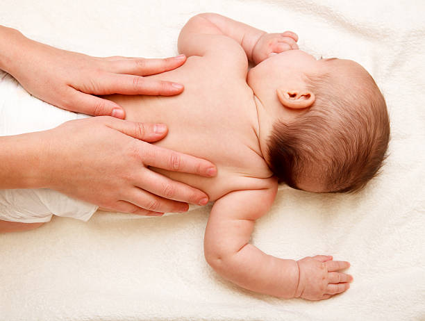 bebé massagem nas costas - massaging massage therapist rear view human hand imagens e fotografias de stock