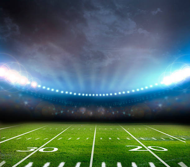 de luzes do estádio iluminação campo de futebol americano - football field playing field goal post bleachers - fotografias e filmes do acervo