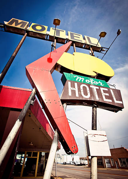 velho sinal de motel - route 66 old fashioned roadside commercial sign imagens e fotografias de stock