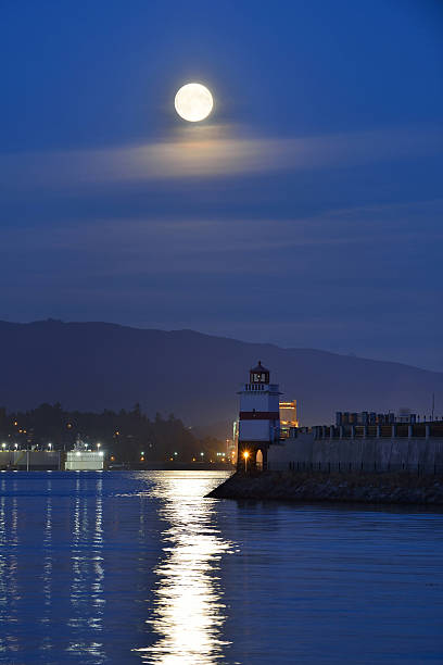 jesienna pełnia księżyca i brockton point lighthouse - brockton zdjęcia i obrazy z banku zdjęć