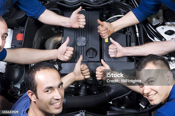 Mecânico De Carros Equipapolegar Para Cima - Fotografias de stock e mais imagens de Carro - Carro, Em Frente de, Técnico