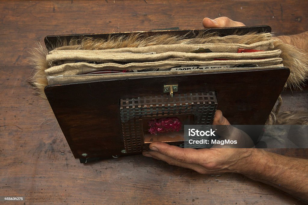 Mains et un étrange réserver - Photo de Antiquités libre de droits