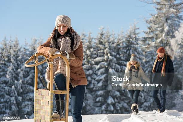 Jóvenes Disfrutar De La Soleada Ciudad De La Nieve De Invierno Trineo Foto de stock y más banco de imágenes de 20 a 29 años