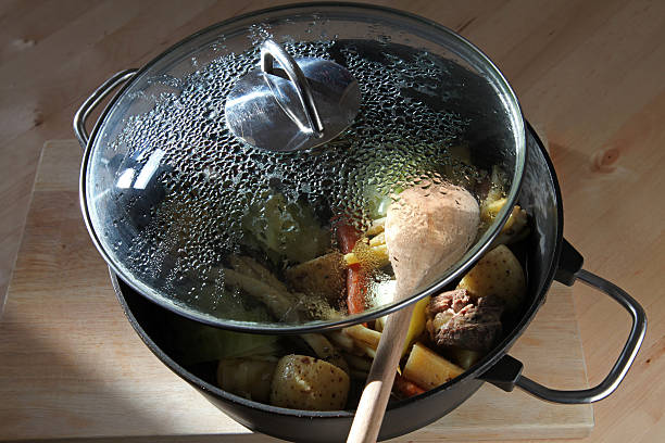 современный горшок с классической французской-канадская блюдо «bouilli " - montreal winter city quebec стоковые фото и изображения