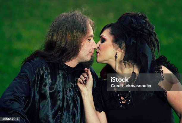 Gótico Casal - Fotografias de stock e mais imagens de Gótico - Gótico, Casal, Beijar