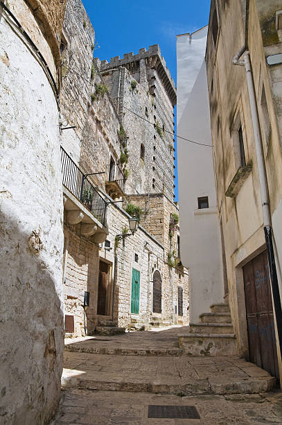 alleyway.  ceglie messapica. puglia.  italia. - doges palace palazzo ducale staircase steps fotografías e imágenes de stock