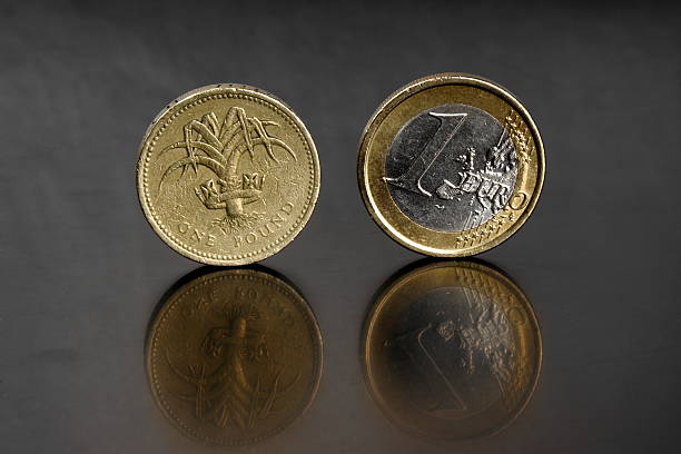 libra e euro - fifty pence coin coin british coin number 50 - fotografias e filmes do acervo