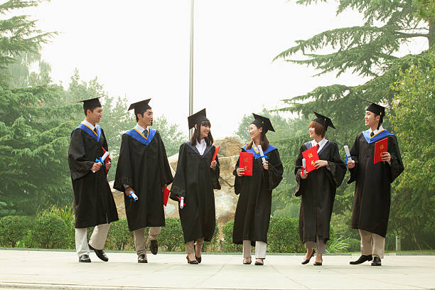 junge gruppe von absolventen der universität mit diplome in der hand - men graduation clothing brown hair stock-fotos und bilder