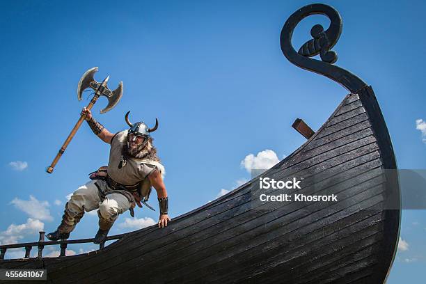 Forte Viking Saltar Entre O Seu Navio Para Ataque - Fotografias de stock e mais imagens de Viking - Viking, Navio Viquingue, Navio