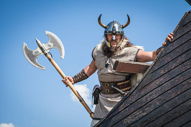 forte en colère sur son bateau viking - viking photos et images de collection