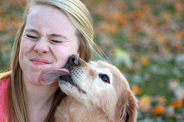 beijo do cachorrinho - sticking out tongue animal tongue teenage girls licking - fotografias e filmes do acervo
