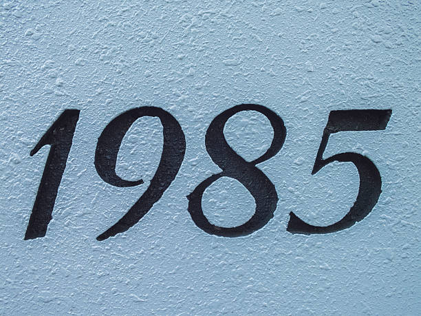 1985 年の imagecreated 番号の白い壁 - 1985 ストックフォトと画像