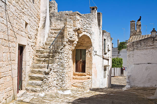 vicolo.  ceglie messapica. puglia.  italia. - messapica foto e immagini stock