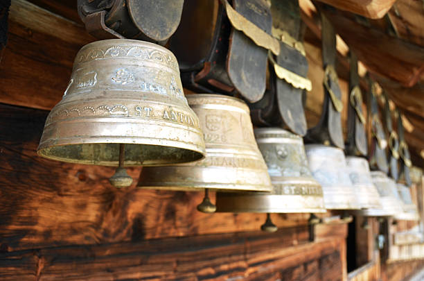 tradicional cowbells suiza - cencerro fotos fotografías e imágenes de stock