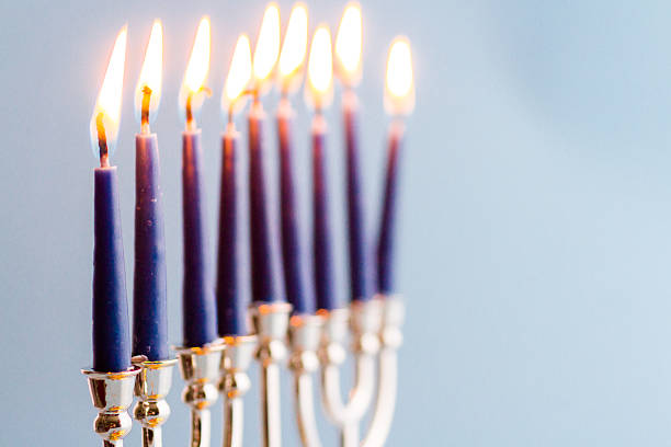 ハヌカ（ユダヤ教のお祭り） - hanukkah menorah candle blue ストックフォトと画像