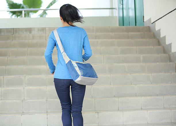 woman 大学の学生でランニングステアズ - campus university walking school ストックフォトと画像